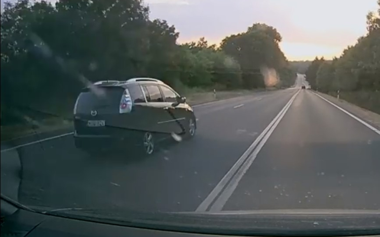 Dupla záróvonal ide, vagy oda, kiment előzni a 8-ason