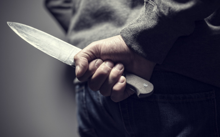 A konyhaasztalnál szurkálta hátba élettársát egy nő Pápán