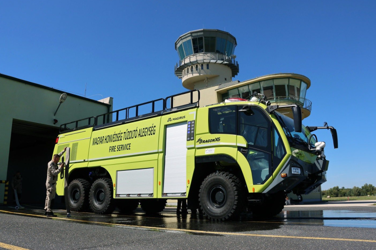 Új, hipermodern tűzoltóautó érkezett a Bázisrepülőtérre