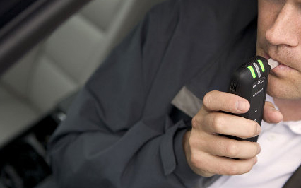 Világítás nélkül hajtott az ittas férfi Pápán