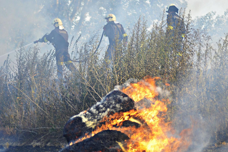 A Marcal mindkét partja lángolt
