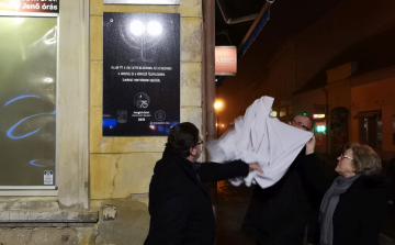 Emléktábla őrzi a Pápáról elhurcolt zsidók emlékét