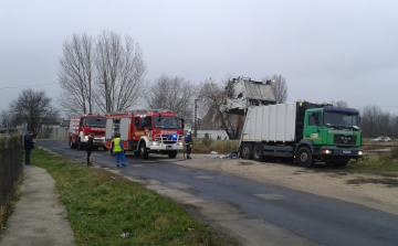 Kukás autóhoz riasztották a pápai tűzoltókat