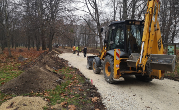 Természetes anyagokból épülnek a megújuló Várkert útjai