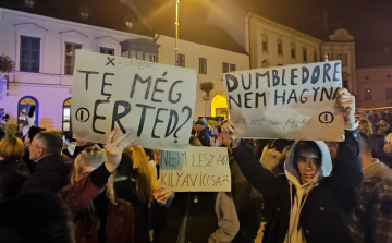 A pápai Fő téren demonstráltak diákok, tanárok, szülők és szimpatizánsok