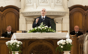 Balog Zoltán egy milliárd forintot hozott Pápára