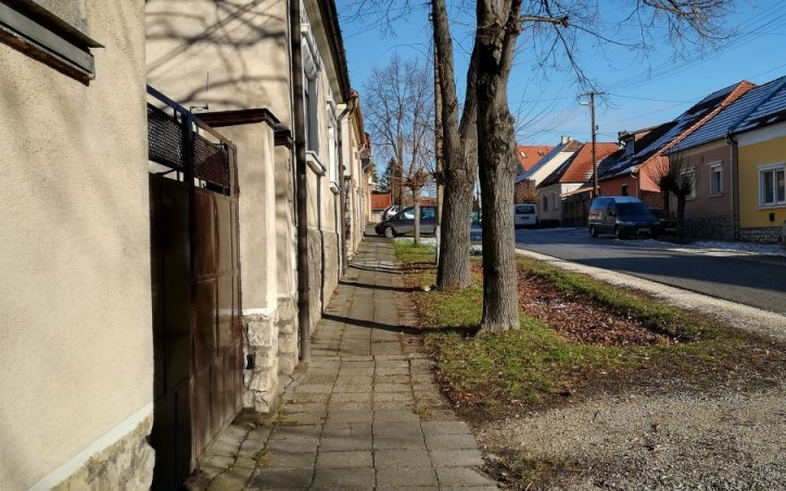 Újjáépül a járda a Rozmaring utcában