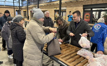 Kedvezményes almavásárt tartott a DK Pápán