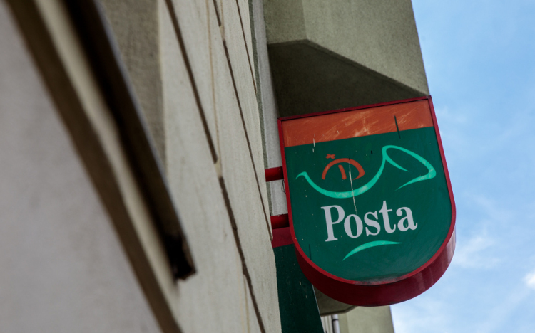 Három pápai fiókját is bezárja a Magyar Posta