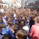 Zene Világnapja - Az Erkel iskolások éneklése a városban