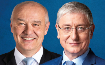 Gyurcsány Ferenc adja át a DK új pápai irodáját