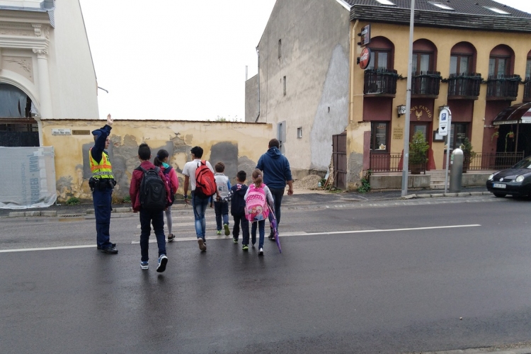 Rendőrök és polgárőrök a pápai iskolák közelében