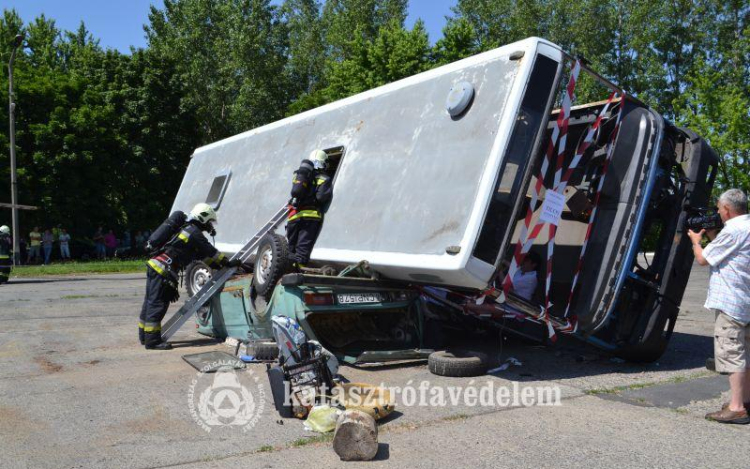 Így mentették a tűzoltók a buszban rekedteket Pápán