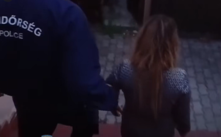 Itt a temus Tinder csaló Pápáról