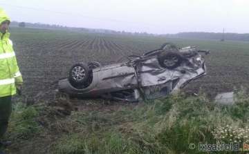 Felborult egy autó a 83-ason