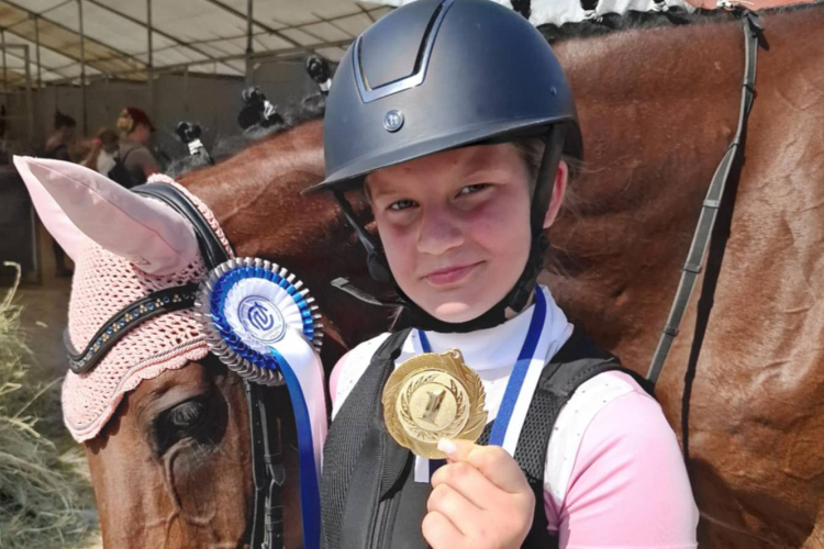 Bőhm Luca országos bajnok díjugratásban a Tanintézetek Viadalában