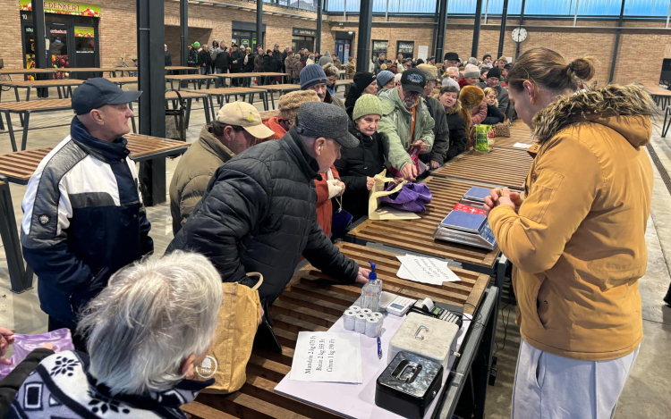 Másfél tonna gyümölcsöt adtak el féláron a DK aktivistái Pápán