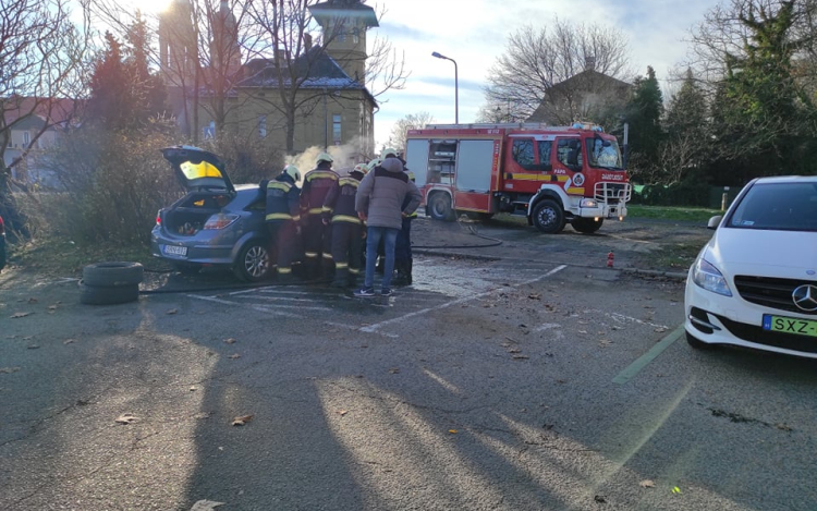 Kigyulladt egy autó a várkerti parkolóban