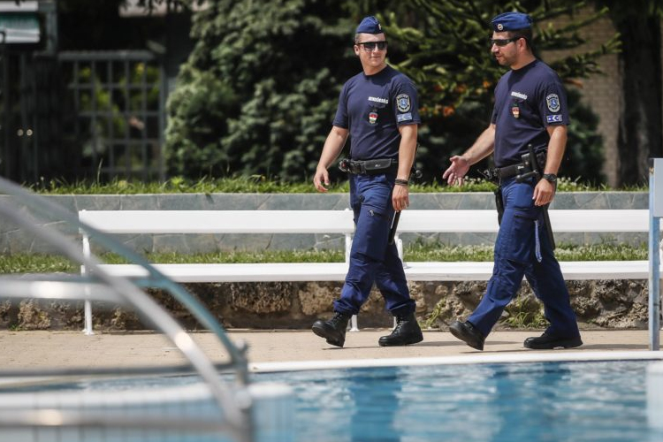 A Várkertfürdőben tart prevenciót a rendőrség