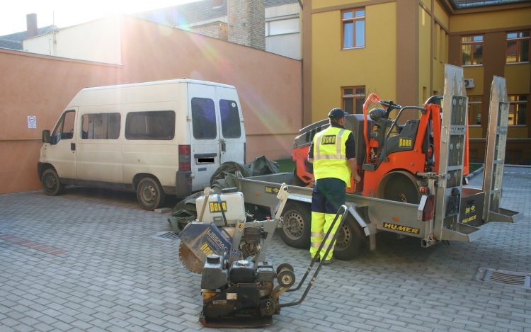 Pápa környéki lomisok trélerrel együtt elloptak egy osztrák úthengert!