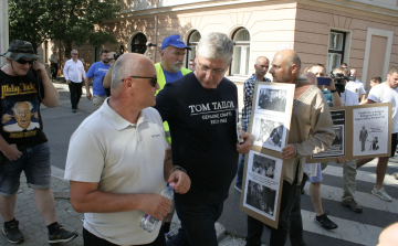 Tüntetők várták Gyurcsány Ferencet Pápán