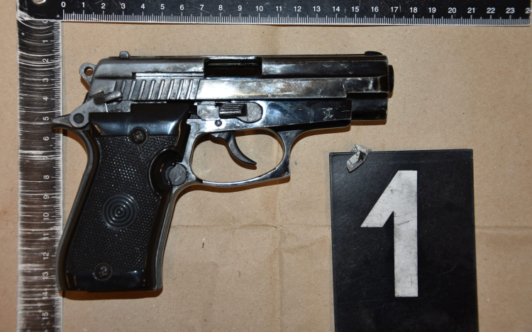 Fegyverrel a kezében kopogott be szomszédjához a férfi Pápán