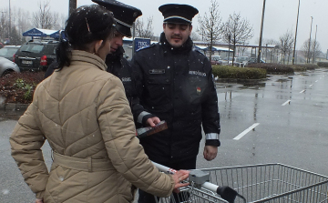 Rendőrök a biztonságos vásárlásért