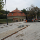 Fugáznak, aszfaltoznak, építik a színpadot a Fő téren