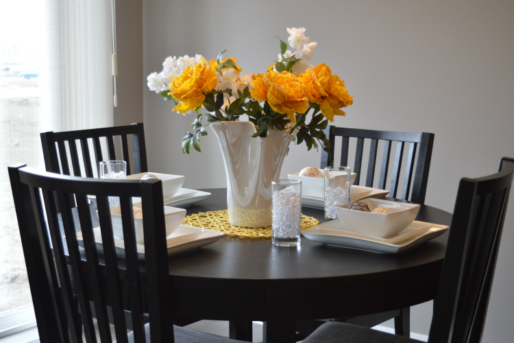 Hogyan válasszuk ki a megfelelő étkezőasztalt és étkezőszékeket?