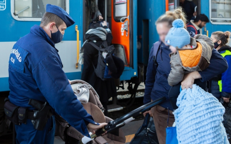 Szerdán 4425 menekültet fogadtak a fővárosi pályaudvarokon