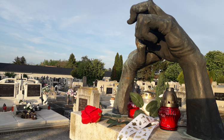 »Béke kell, bölcsőkkel és nem sírokkal teli jövő…« 