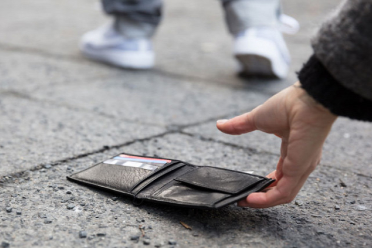 Nem adta vissza a talált pénztárcát a férfi, a rendőrök kihallgatták