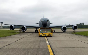 Amerikai légi utántöltő gép érkezett Pápára