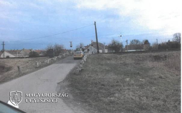 Belehajtott a vasúti átjáró túloldalán várakozóba az agresszív pápai sofőr