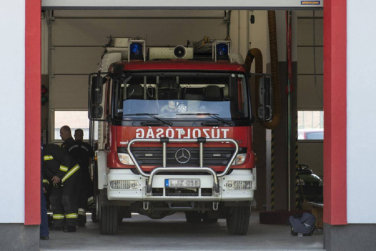 Kigyulladt egy autószállító jármű a 83-as főúton