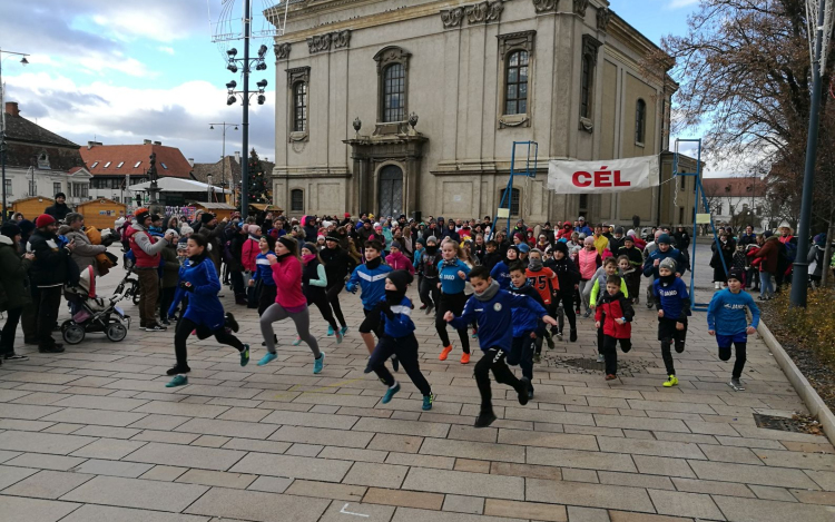 Szilveszteri futás és ostormenet a Fő téren