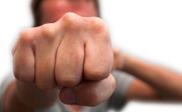 Berúgott, ököllel esett neki egy autónak a pápai férfi