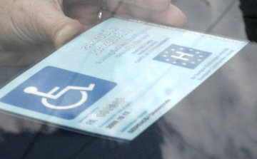 Jogtalanul használta a mozgáskorlátozott igazolványt a pápai férfi