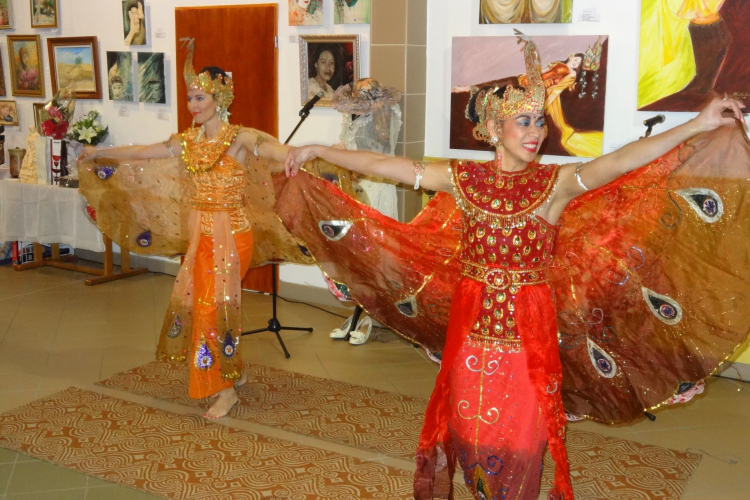 Pezsgés a Formák, Színek Világában - címmel nyílt kiállítás a városi könyvtárban