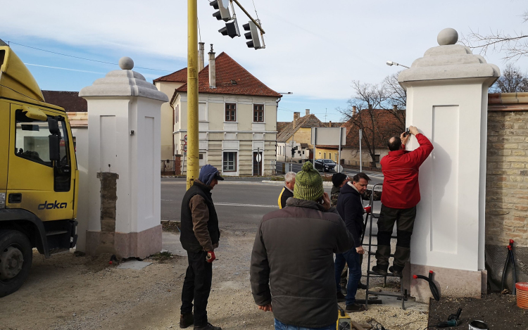 Megérkeztek az Esterházy-kastély oldalkapui