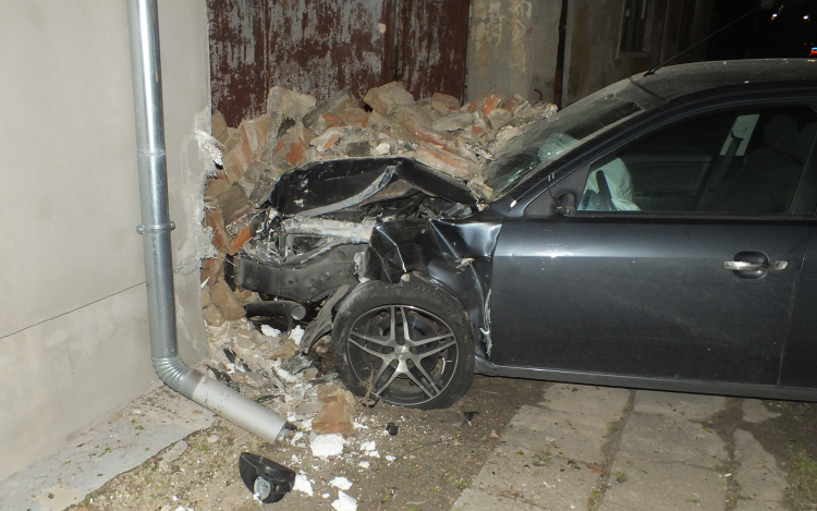 Ittasan hajtott a kerítésnek autójával, majd távozott