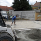 Fugáznak, aszfaltoznak, építik a színpadot a Fő téren