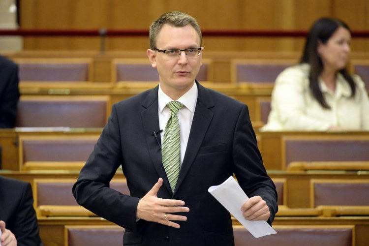 Rétvári Bence: vissza kell állítani a közoktatás presztízsét