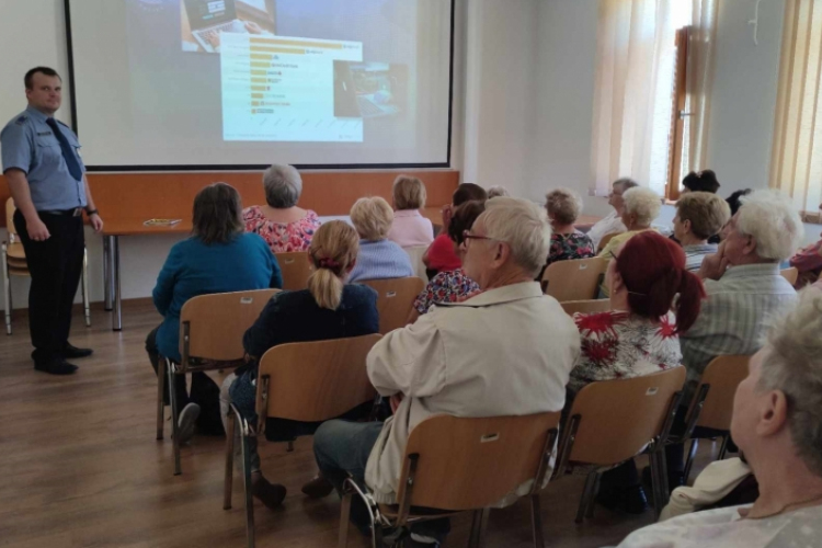 Időseknek tartottak előadást az online bűncselekmények megelőzése érdekében