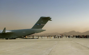 Csaknem 2000 ember evakuáltak már Afganisztánból a Pápán állomásozó szállítógépek
