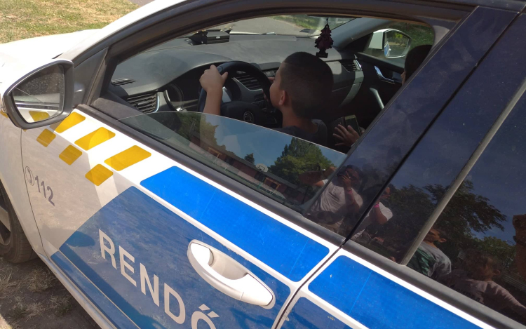 Cigány népismereti táborba látogattak a Pápai Rendőrkapitányság munkatársai