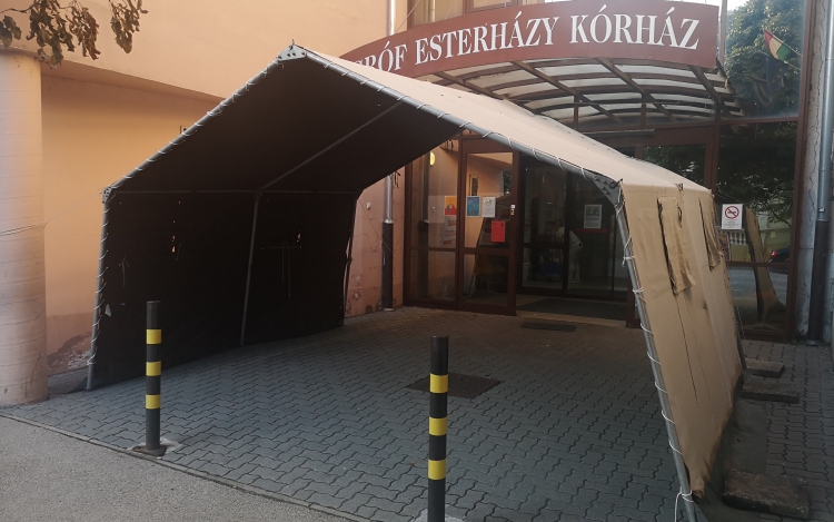 Katonai sátrakat állítottak fel a kórház bejáratainál