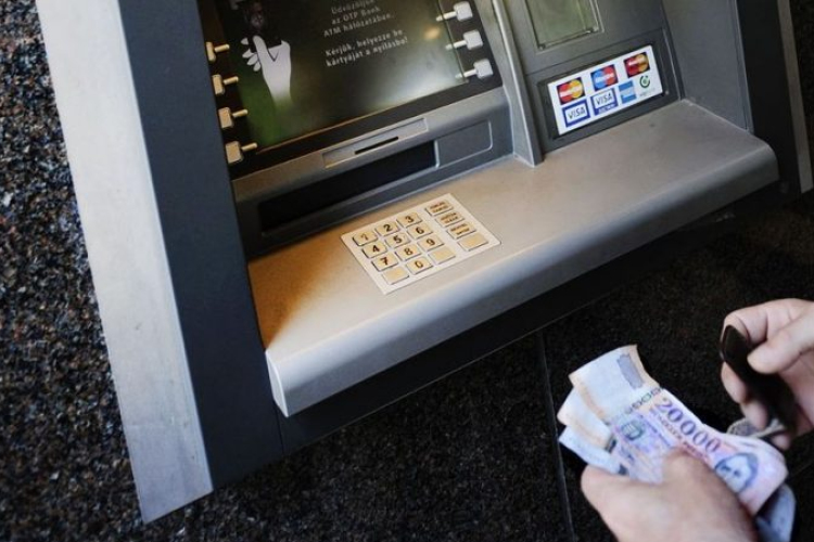 Mozgáskorlátozott férfi nyugdíját vette fel