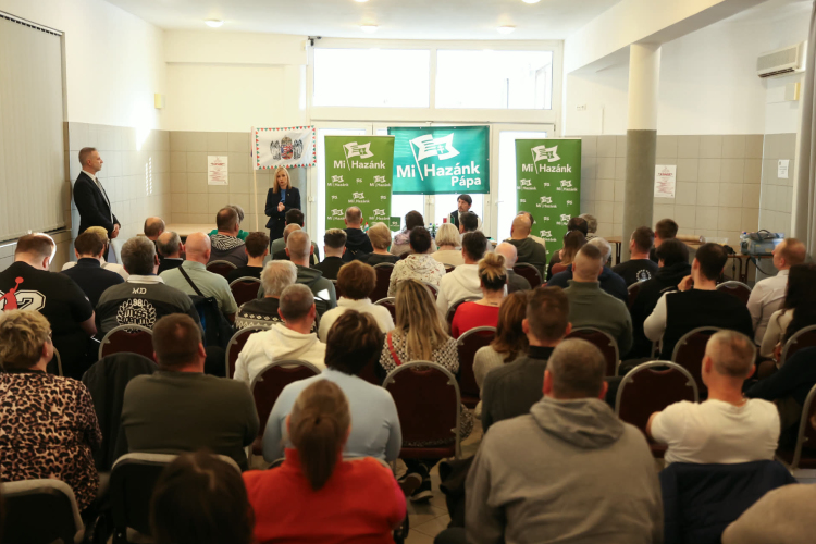 Pápán kezdte meg országjárását Dúró Dóra