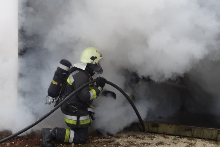 Pápadereskén kigyulladt egy lakóház